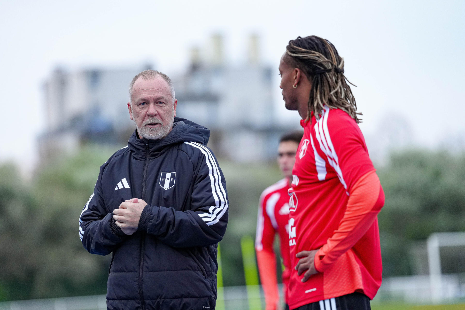 Fotografía cedida por la Federación Peruana de Fútbol (FPF) que muestra al seleccionador peruano, el brasileño Mano Menezes, durante un entrenamiento este martes en París. EFE/ Federación Peruana de Fútbol 