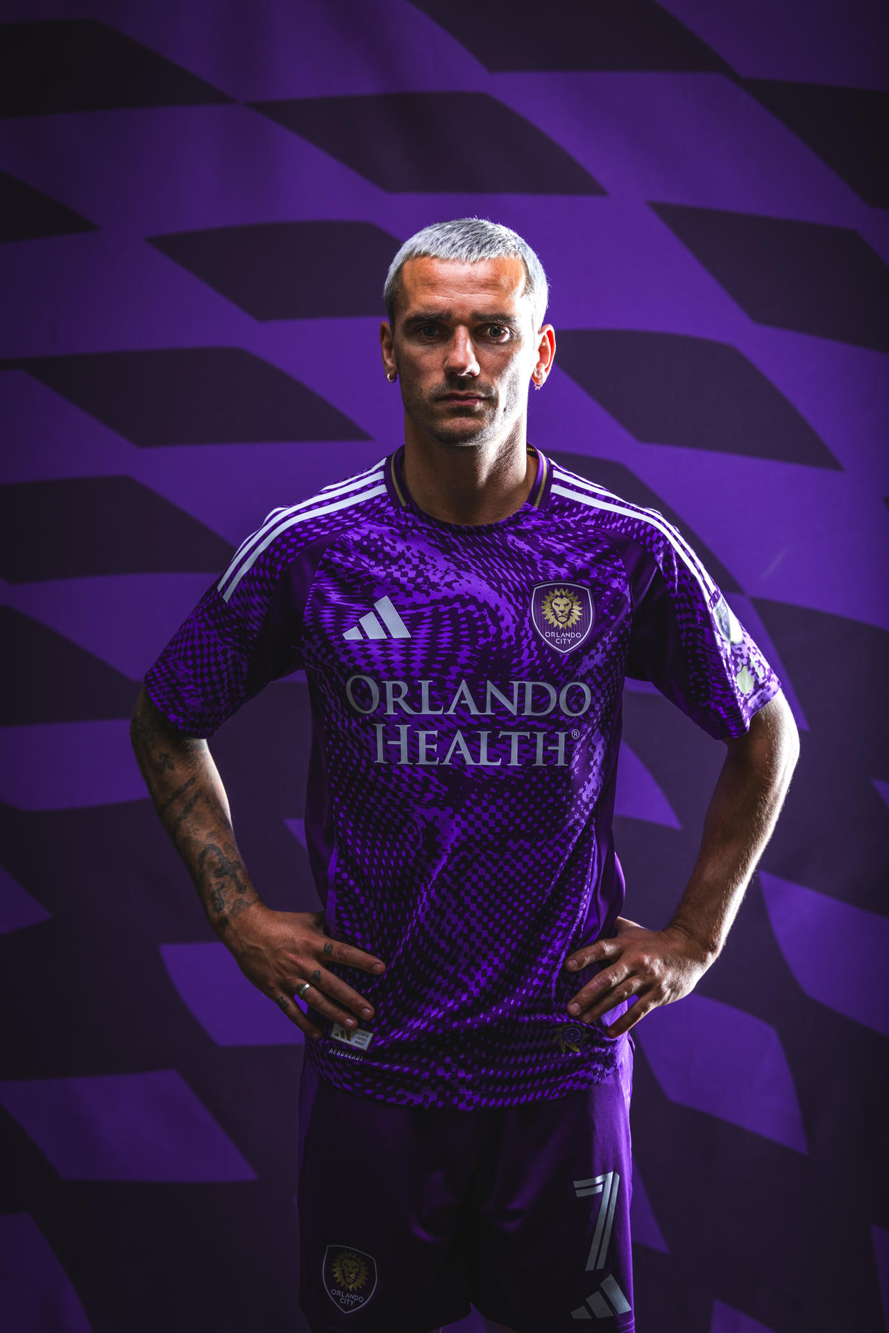 Fotografía cedida por el Orlando City SC con Griezmann con la camiseta de su nuevo club. EFE/Mark Thor/Orlando City SC. 