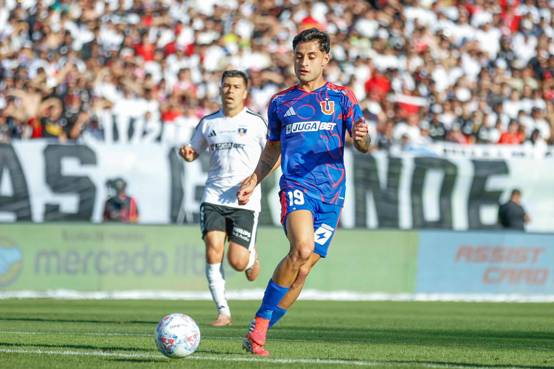 Javier Altamirano, de la U de Chile, controla el balón en un partido de la Liga de Primera entre Colo Colo y la U de Chile en el estadio Monumental, en Santiago (Chile). EFE/Sebastián Ñanco
