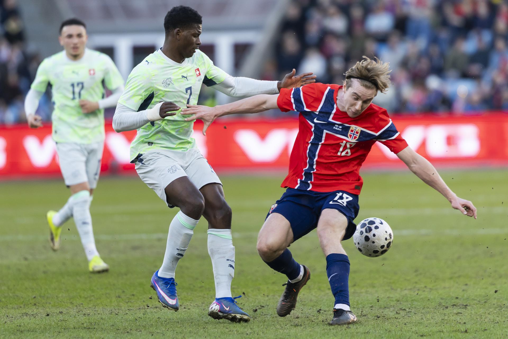 El internacional suizo Breel Embolo (i) y el noruego Kristian Thorstvedt (d), pugnan por el balón en un momento del encuentro amistoso disputado este martes en Oslo. EFE/ CYRIL ZINGARO