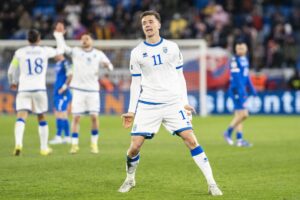 El jugador de Kosovo Fisnik Asllani celebra el 2-2 durante el partido de la repesca que han jugado Eslovaquia y Kosovo en Bratislava, Eslovaquia. EFE/EPA/Jozef Jakubco