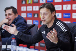 Fotografía tomada el 20 de marzo de 2026 al entrenador del Sevilla, el argentino Matías Almeyda, quien este sábado dijo que su equipo jugó "un partido muy malo" en casa ante el Valencia y se declaró responsable de la derrota por 0-2. EFE/Julio Munoz