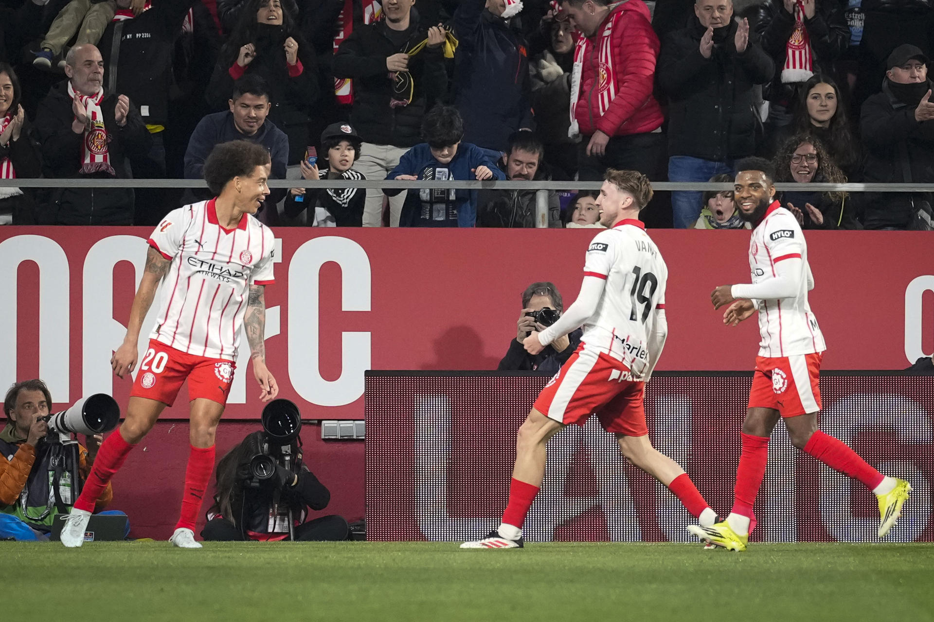 El delantero del Girona Vladyslav Vanat (c) celebra tras marcar ante el Celta, del Girona, durante el partido de LaLiga de fútbol que Girona FC y Celta de Vigo disputan en el estadio municipal de Montilivi. EFE/David Borrat