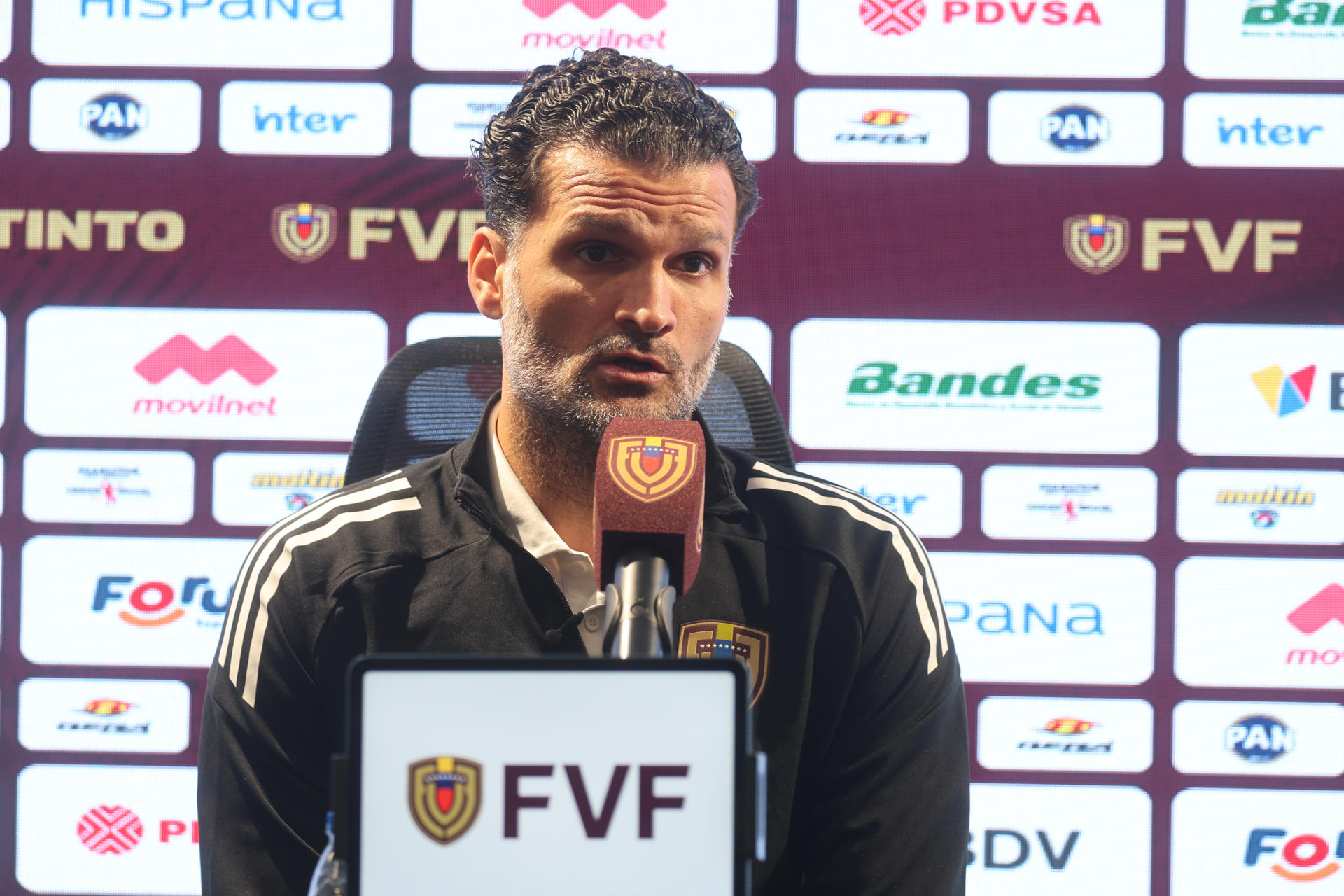 El seleccionador de Venezuela, Oswaldo Vizcarrondo, durante una rueda de prensa este martes, en Caracas. EFE/Miguel Gutiérrez 