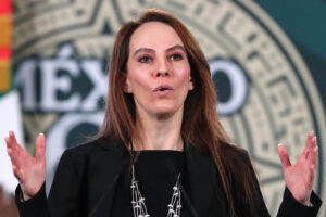 La representante ante la FIFA, Gabriela Cuevas, habla durante una rueda de prensa este jueves en Palacio Nacional de la Ciudad de México (México). EFE/Mario Guzmán