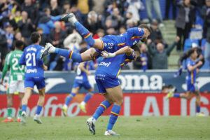 Los jugadores del Getafe Domingos Duarte y Abdel Abqar celebran el segundo gol de su equipo durante el partido de LaLiga entre el Getafe y el Betis, este domingo en el Coliseo. EFE/ Zipi