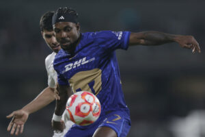 Álvaro Angulo (frente) de Pumas disputa un balón con Jorge Diaz (atrás) de Toluca. Imagen de archivo. EFE/Isaac Esquivel
