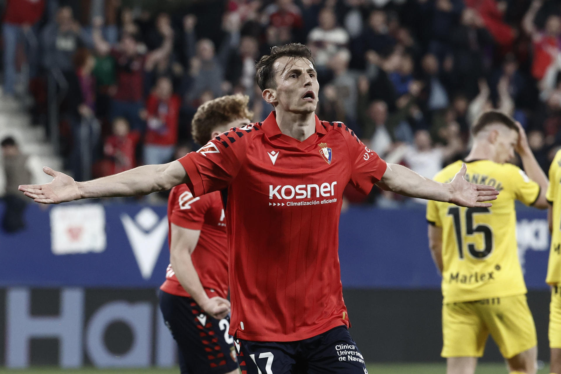 El delantero de Osasuna Ante Budimir celebra su gol contra el Girona, durante el partido de la jornada 29 de LaLiga EA Sports entre Osasuna y Girona, este sábado en el estadio El Sadar en Pamplona.-EFE/ Jesús Diges