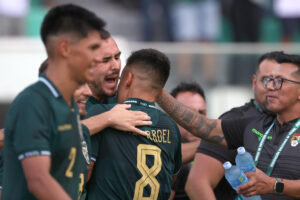 Jugadores de la selección de Bolivia celebran este domingo la goleada por 3-0 sobre Trinidad y Tobago en el último partido de preparación para la repesca intercontinental jugado en el estadio en el estadio Ramón Aguilera, de Santa Cruz. EFE/ Luis Gandarillas