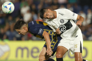 Fernando Romero (i), de Sportivo Trinidense, disputa el balón con Mateo Gamarra, de Olimpia. EFE/Juan Pablo Pino