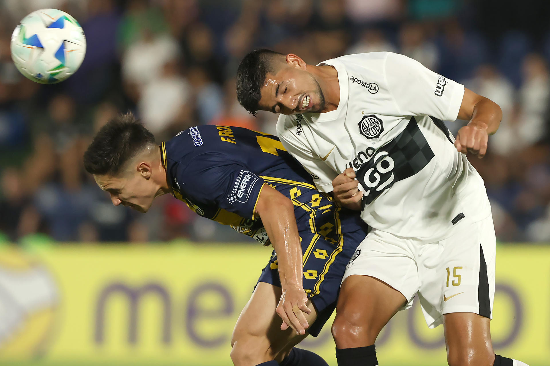 Fernando Romero (i), de Sportivo Trinidense, disputa el balón con Mateo Gamarra, de Olimpia. EFE/Juan Pablo Pino