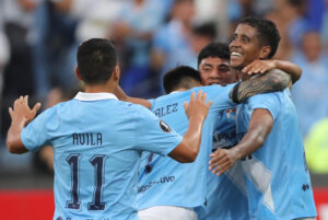 Jugadores de Sporting Cristal celebran un gol en un partido de Libertadores entre Sporting Cristal y Carabobo en el estadio Alejandro Villanueva, en Lima (Perú). EFE/ Paolo Aguilar