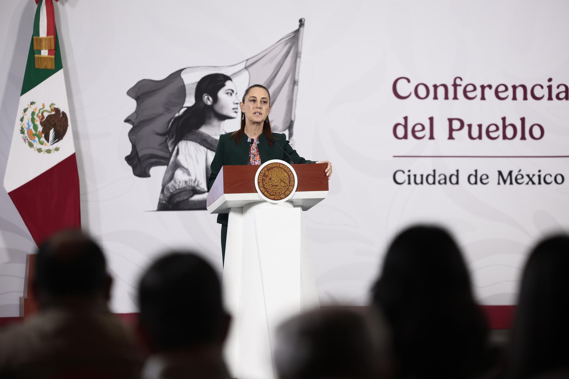 La presidenta de México, Claudia Sheinbaum, habla en una rueda de prensa este jueves en Palacio Nacional de la Ciudad de México (México). EFE/José Méndez 