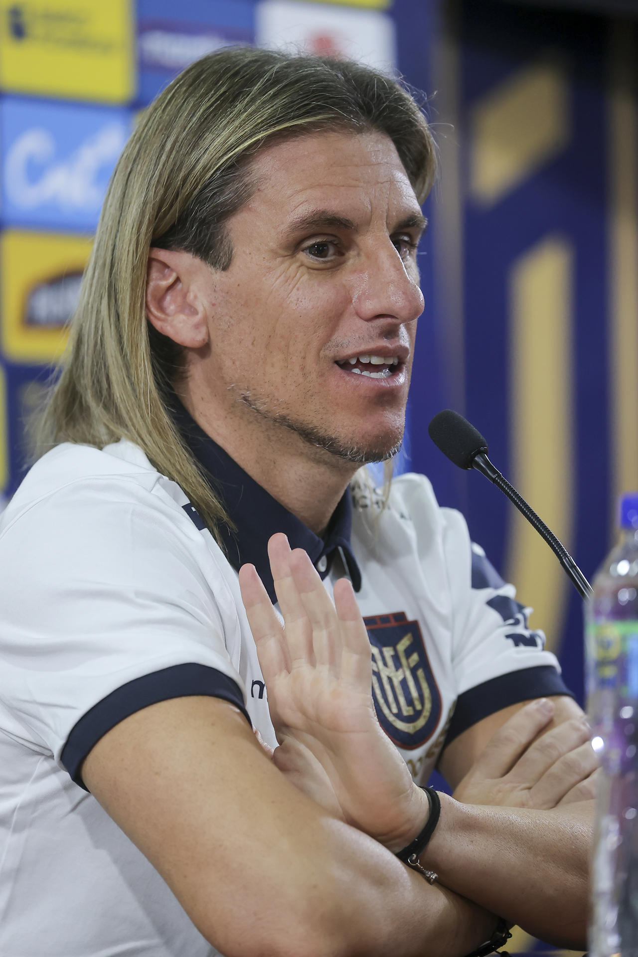 El seleccionador de Ecuador Sebastián Beccacece habla en una rueda de prensa en Quito (Ecuador). EFE/ José Jacome
