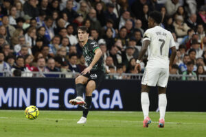 El centrocampista del Elche Federico Redondo (i) durante el encuentro correspondiente a la jornada 28 de Laliga EA Sports que disputaron Real Madrid y Elche en el estadio Santiago Bernabéu, en Madrid. EFE/ Sergio Perez