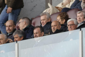 Javier Aguirre (c), seleccionador nacional de México, acudió al palco del Coliseum para observar al jugador del Betis Álvaro Fidalgo, posible candidato a entrar en su próxima convocatoria, durante el partido de LaLiga entre el Getafe y el Betis, este domingo en el Coliseo. EFE/Zipi