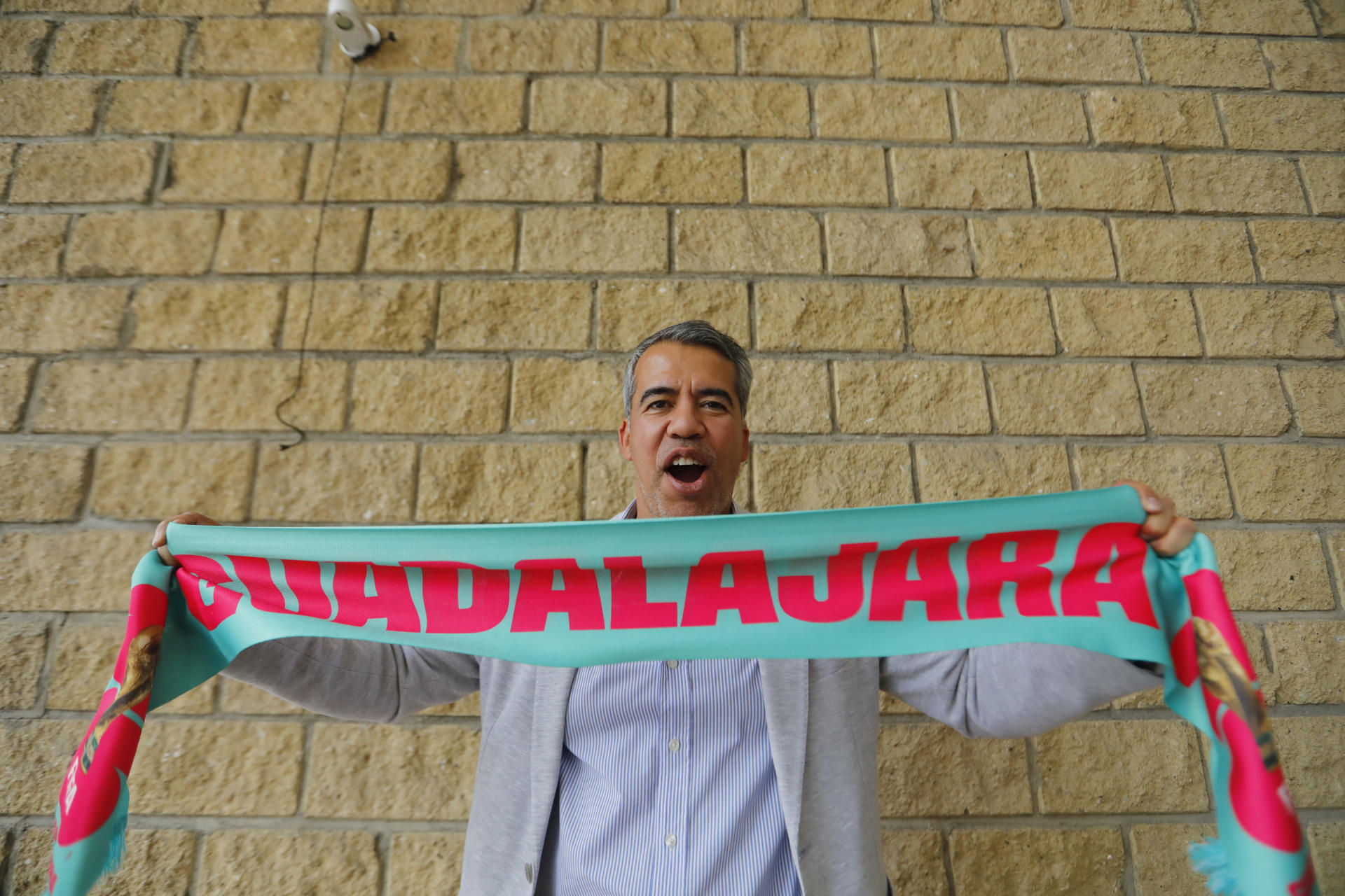 El exfutbolista mexicano y embajador para el mundial de la FIFA 2026, Pavel Pardo, posa durante una entrevista con EFE este martes, en Guadalajara (México). EFE/ Francisco Guasco 