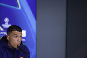 El jugador del Tottenham Hotspur Pedro Porro, durante la rueda de prensa convocada en el estadio Riyadh Air Metropolitano en la víspera del partido de ida de los octavos de final de la Liga de Campeones que les enfrenta al Atlético de Madrid. EFE/Juanjo Martín