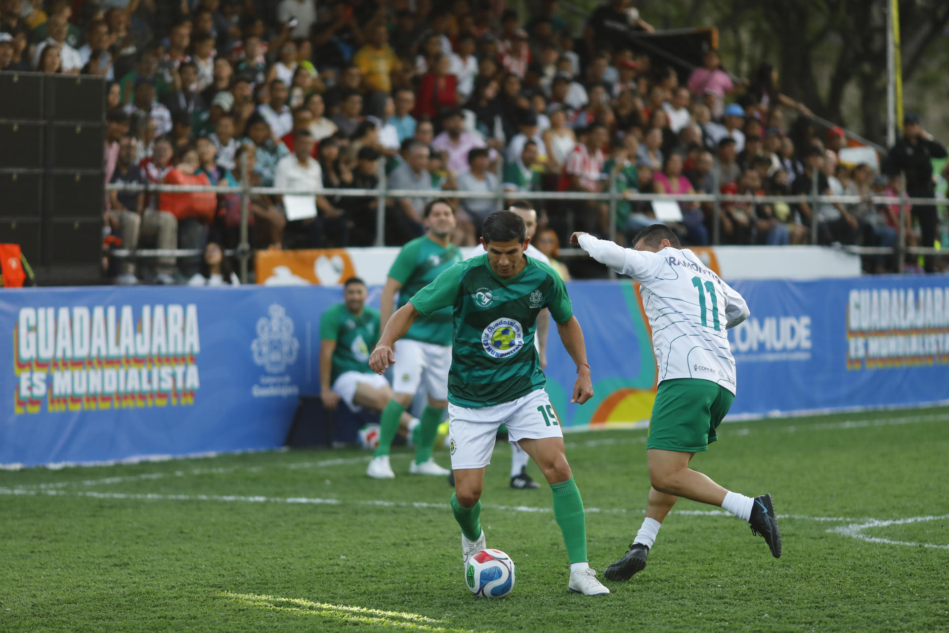 El exfutbolista Vicente Matias Vuoso (c) participa en el juego de exhibición 'Juego de Corazón' este jueves, en la Plaza Liberación del centro histórico de Guadalajara, Jalisco (México). EFE/ Francisco Guasco . EFE/ Francisco Guasco 