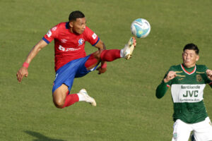 Francisco Martínez (d), de Marathón, disputa el balón con Carlos Sánchez, de Olimpia, en un partido de la Liga Nacional de Honduras entre Marathón y Olimpia en el estadio Yankel Rosenthal en San Pedro Sula (Honduras). EFE/José Valle