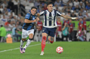 Uros Durdevic (d) de Monterrey disputa el balón con Mateo Coronel (i) de Queretaro este miércoles, durante un partido de la Liga MX entre monterrey y Queretaro en el estadio BBVA en Guadalupe (México). EFE/Miguel Sierra