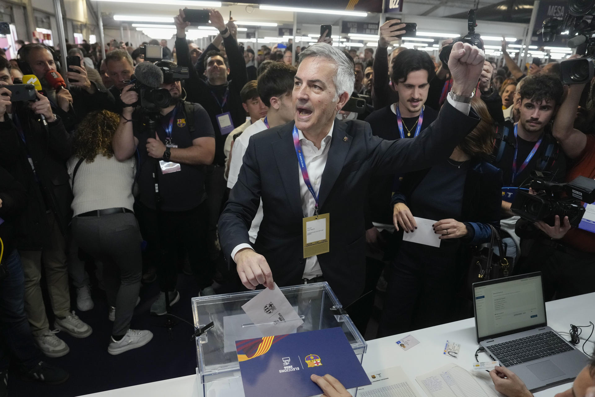 El candidato a presidir el FC Barcelona Víctor Font i Manté durante las elecciones del club. Un total de 114.504 socios llamados a las urnas y dos candidatos: el abogado Joan Laporta i Estruch (Barcelona, 29 junio de 1962) y el empresario Víctor Font i Manté (Granollers, 12 agosto de 1972) para determinar quién será el presidente del FC Barcelona para los próximos cinco años, en una escena en la que todos los focos iluminan al último presidente. EFE/ Enric Fontcuberta 