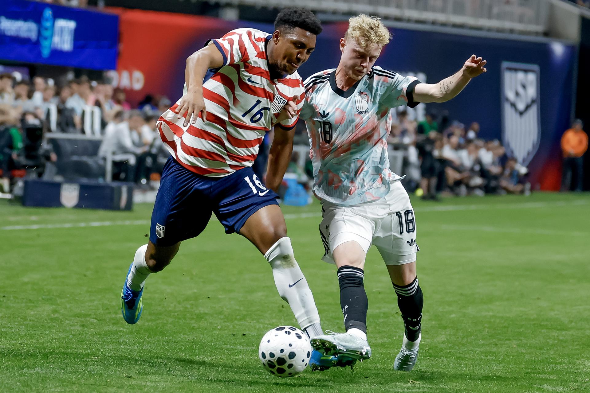 Alex Freeman (i), de Estados Unidos, en acción contra Joaquin Seys, de Bélgica, durante la segunda parte del partido amistoso internacional entre la selección estadounidense y Bélgica en Atlanta (EE.UU.). EFE/ERIK S. LESSER
