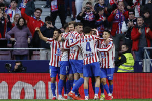 El delantero del Atlético de Madrid Alexander Sorloth (c) es felicitado por sus compañeros tras marcar ante la Real Sociedad. EFE/SERGIO PÉREZ
