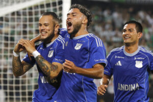 Leonardo Castro (i), de Millonarios, celebra un gol con sus compañeros Sebastián Valencia (c) y Mackalister Silva durante un partido de la primera fase de la Copa Sudamericana entre Atlético Nacional y Millonarios en el estadio Atanasio Girardot en Medellín (Colombia). EFE/STR