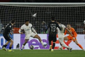 El jugador del PSG Khvicha Kvaratskhelia marca en la ida de los octavos de final de la UEFA Champions League que han jugado Paris Saint-Germain y Chelsea FC, en París, Francia.
EFE/EPA/YOAN VALAT
