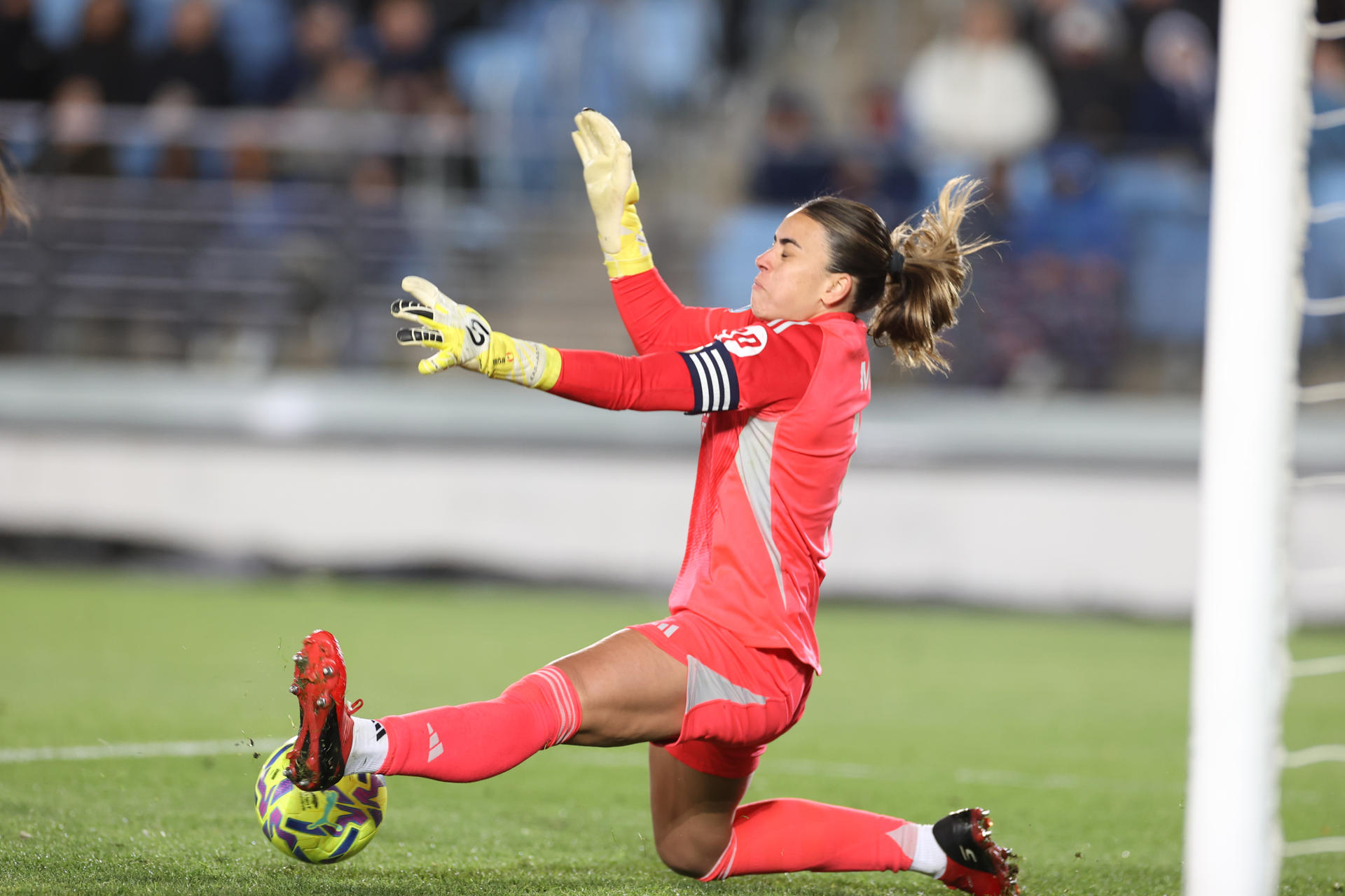 Misa Rodríguez para un balón. EFE/Víctor Lerena