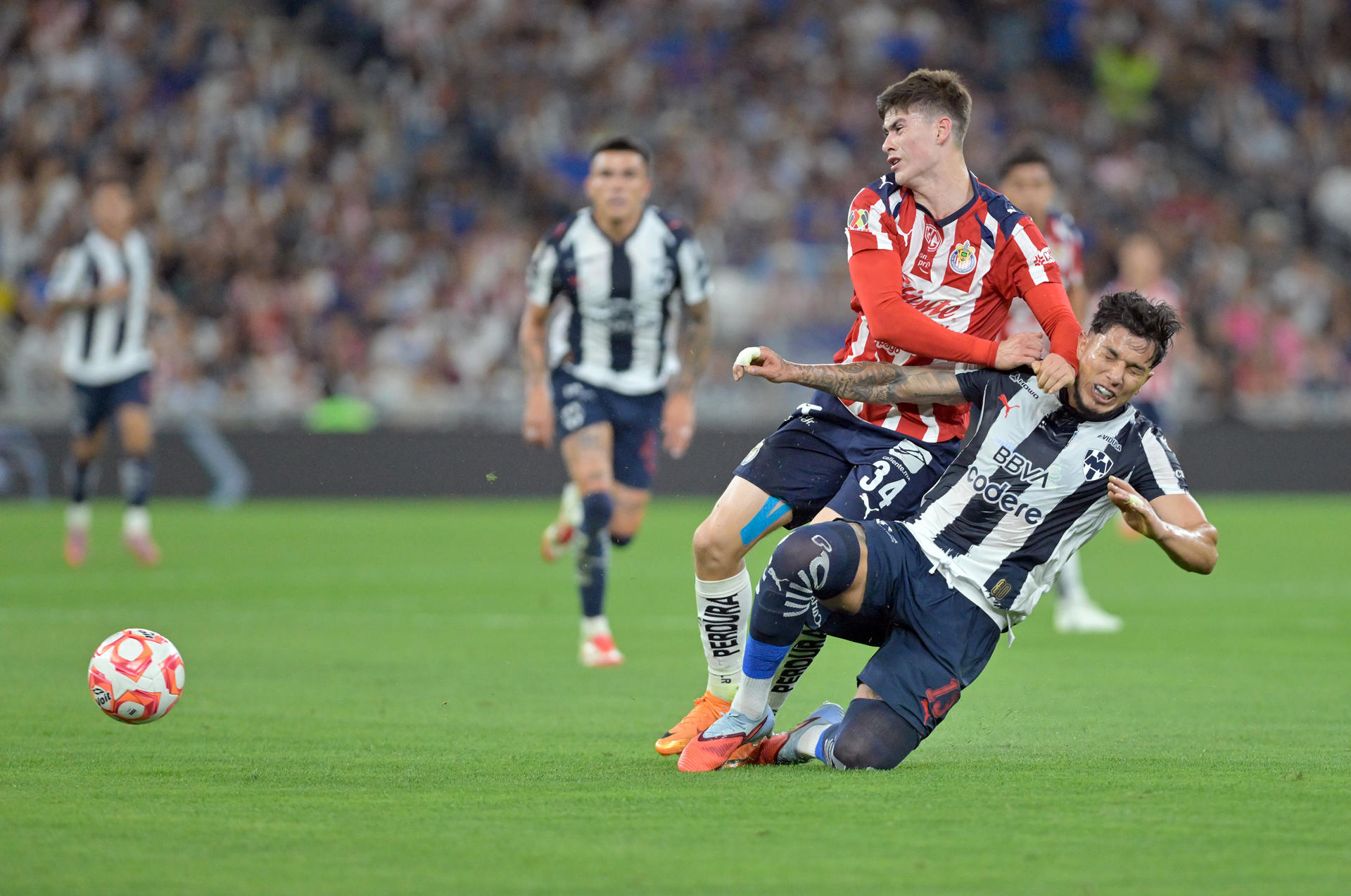 Carlos Salcedo (d) de Monterrey disputa el balón con Armando González de Guadalajara este sábado en el estadio BBVA de la ciudad de Guadalupe. EFE/Miguel Sierra
