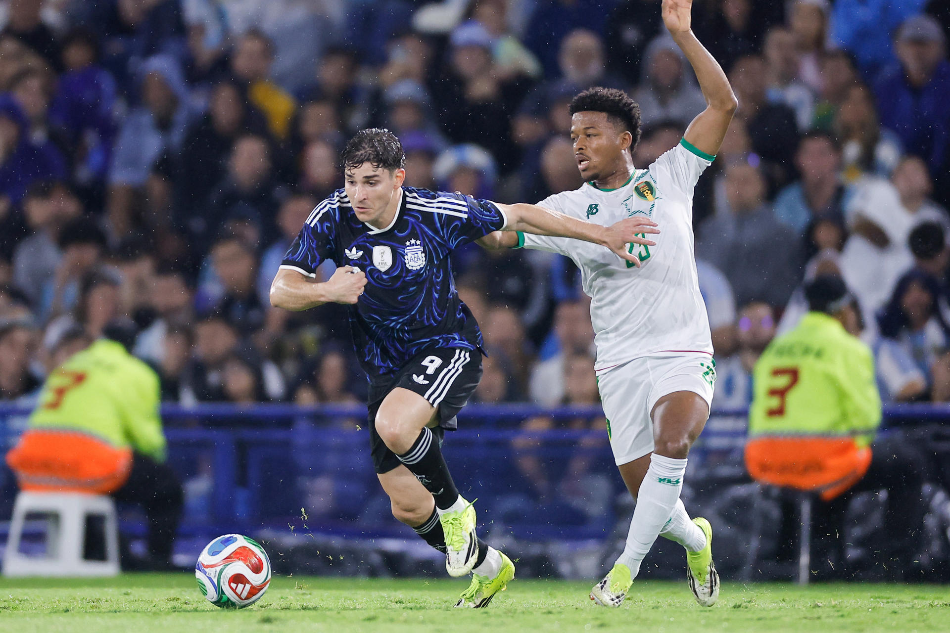 Julián Álvarez (i), de Argentina, disputa el balón con Beyatt Lekoueiry, de Mauritania, en el estadio La Bombonera. EFE/Juan Ignacio Roncoroni
