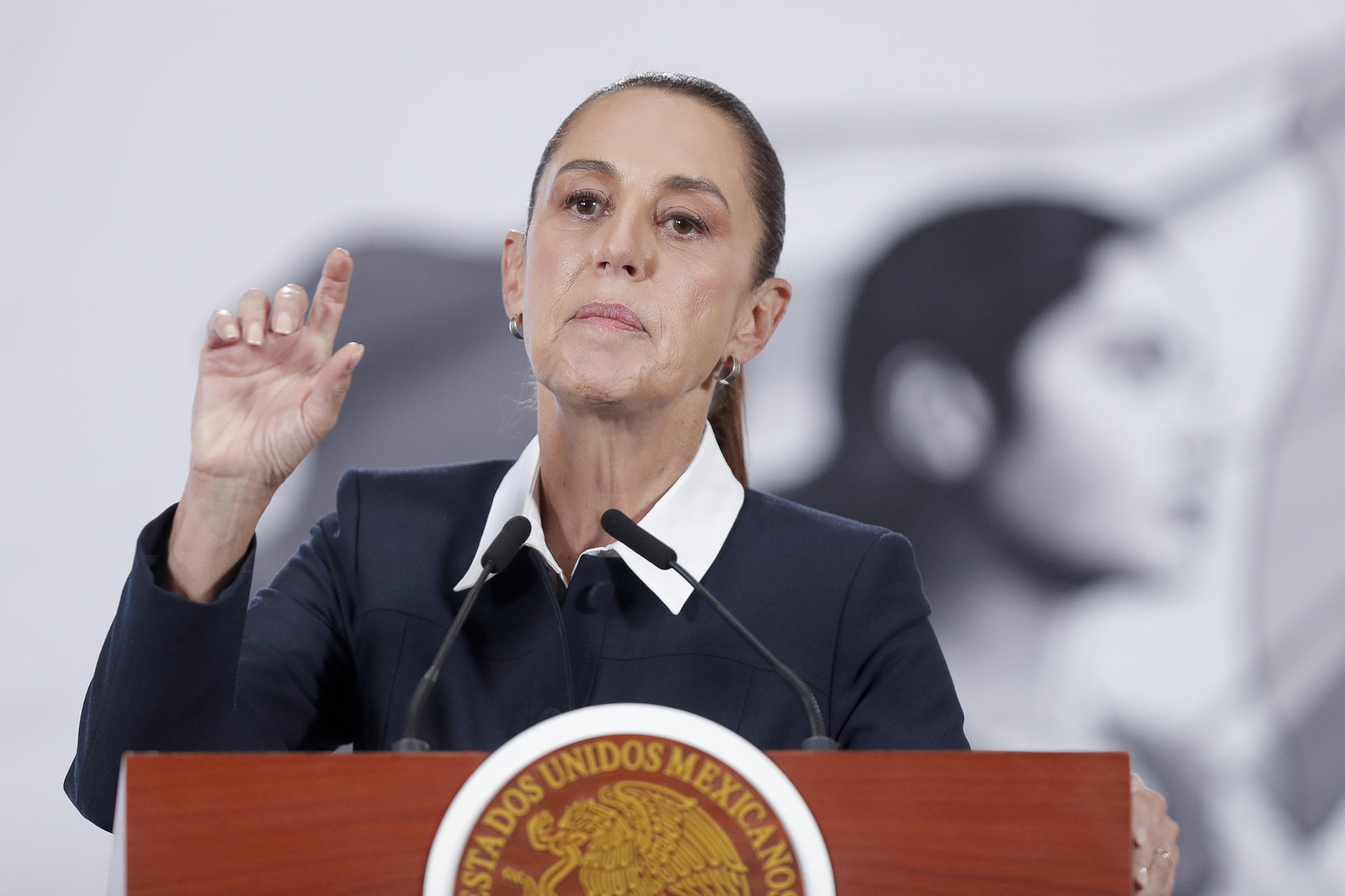 La presidenta de México, Claudia Sheinbaum, habla en una rueda de prensa este jueves en Palacio Nacional de la Ciudad de México (México). EFE/Isaac Esquivel 