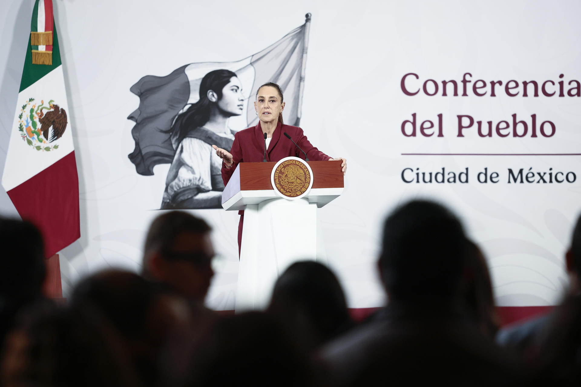 La presidenta de México, Claudia Sheinbaum, habla durante una rueda de prensa este martes, en el Palacio Nacional de la Ciudad de México (México). EFE/ José Méndez
