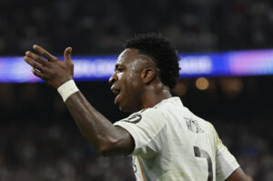 El delantero del Real Madrid Vinicius Junior, durante el partido de vuelta de la fase de acceso a los octavos de la Liga de Campeonesen el estadio Santiago Bernabéu. EFE/Sergio Pérez