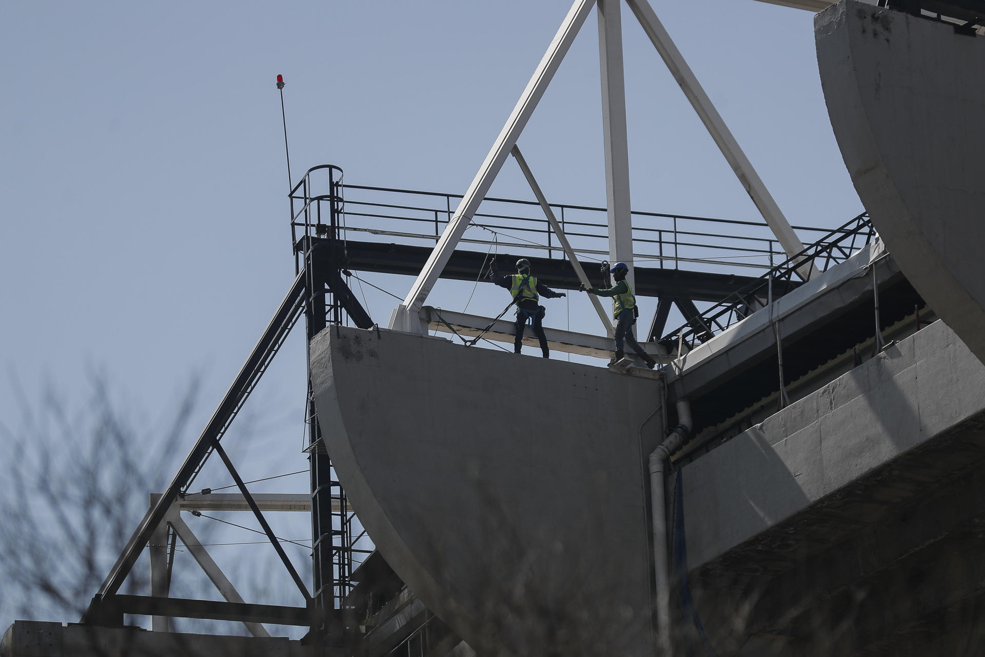 Obreros trabajan en las obras en los alrededores del estadio Banorte este martes, en Ciudad de México, a 100 días del comienzo del Mundial, este 11 de junio. EFE/ Isaac Esquivel
