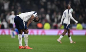 Kevin Danso, del Tottenham Hotspur, reacciona después de perder el partido contra el Crystal Palace. EFE/EPA/DANIEL HAMBURY USO EDITORIAL SÓLO.