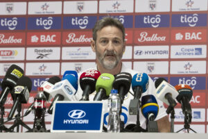 Fotografía cedida por la Federación Panameña de Fútbol (FPF) que muestra al entrenador de la selección de fútbol de Panamá, el hispano-danés Thomas Christiansen, durante una rueda de prensa en Ciudad de Panamá (Panamá). EFE/ Federación Panameña De Fútbol (FPF) /SOLO USO EDITORIAL/ NO VENTAS/ SOLO DISPONIBLE PARA ILUSTRAR LA NOTICIA QUE ACOMPAÑA (CRÉDITO OBLIGATORIO)