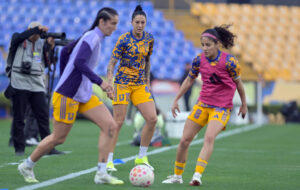 Jennifer Hermoso (c) de Tigres participa en un calentamiento en el Estadio Universitario de San Nicolás de los Garza. (México). Imagen de archivo. EFE/ Miguel Sierra