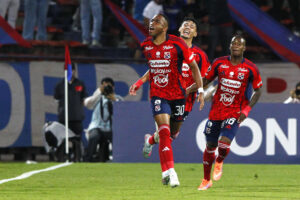 Hayen Palacios (i), del Medellín, celebra un gol con sus compañeros este jueves durante un partido de la fase 3 de la Copa Libertadores ante el uruguayo Juventud en el estadio Atanasio Girardot. EFE/STR