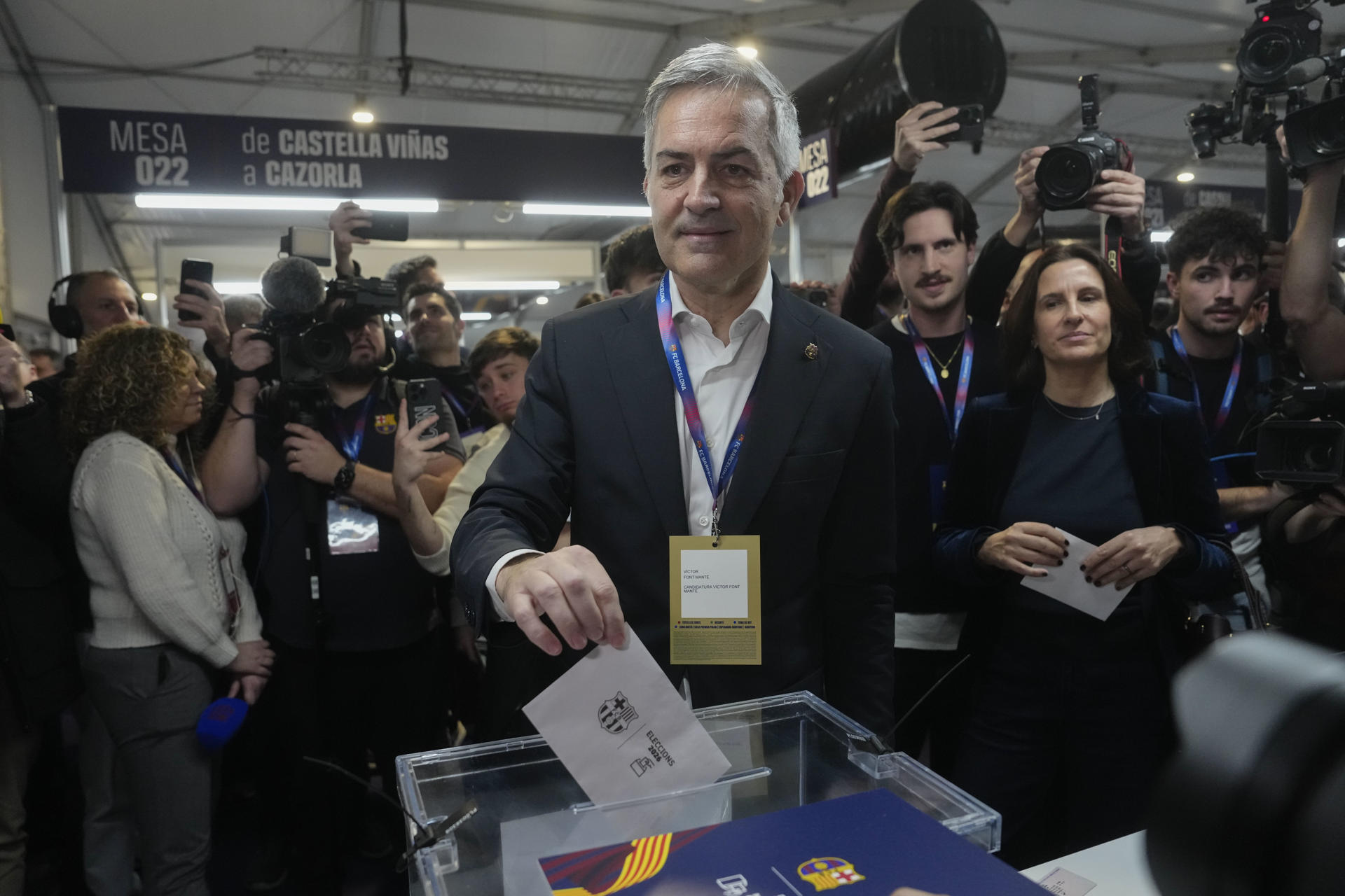El candidato a presidir el FC Barcelona Víctor Font i Manté durante las elecciones del club. Un total de 114.504 socios llamados a las urnas y dos candidatos: el abogado Joan Laporta i Estruch (Barcelona, 29 junio de 1962) y el empresario Víctor Font i Manté (Granollers, 12 agosto de 1972) para determinar quién será el presidente del FC Barcelona para los próximos cinco años, en una escena en la que todos los focos iluminan al último presidente. EFE/ Enric Fontcuberta 