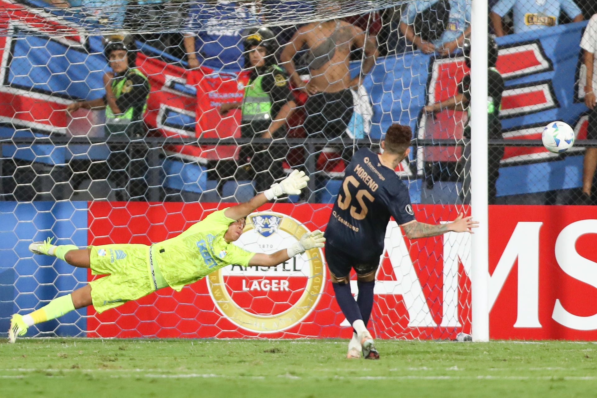 Jaime Moreno Ciorciari, de Carabobo, patea el balón durante la serie de penales, en un partido de Libertadores entre Sporting Cristal y Carabobo en el estadio Alejandro Villanueva, en Lima (Perú). EFE/ Paolo Aguilar
