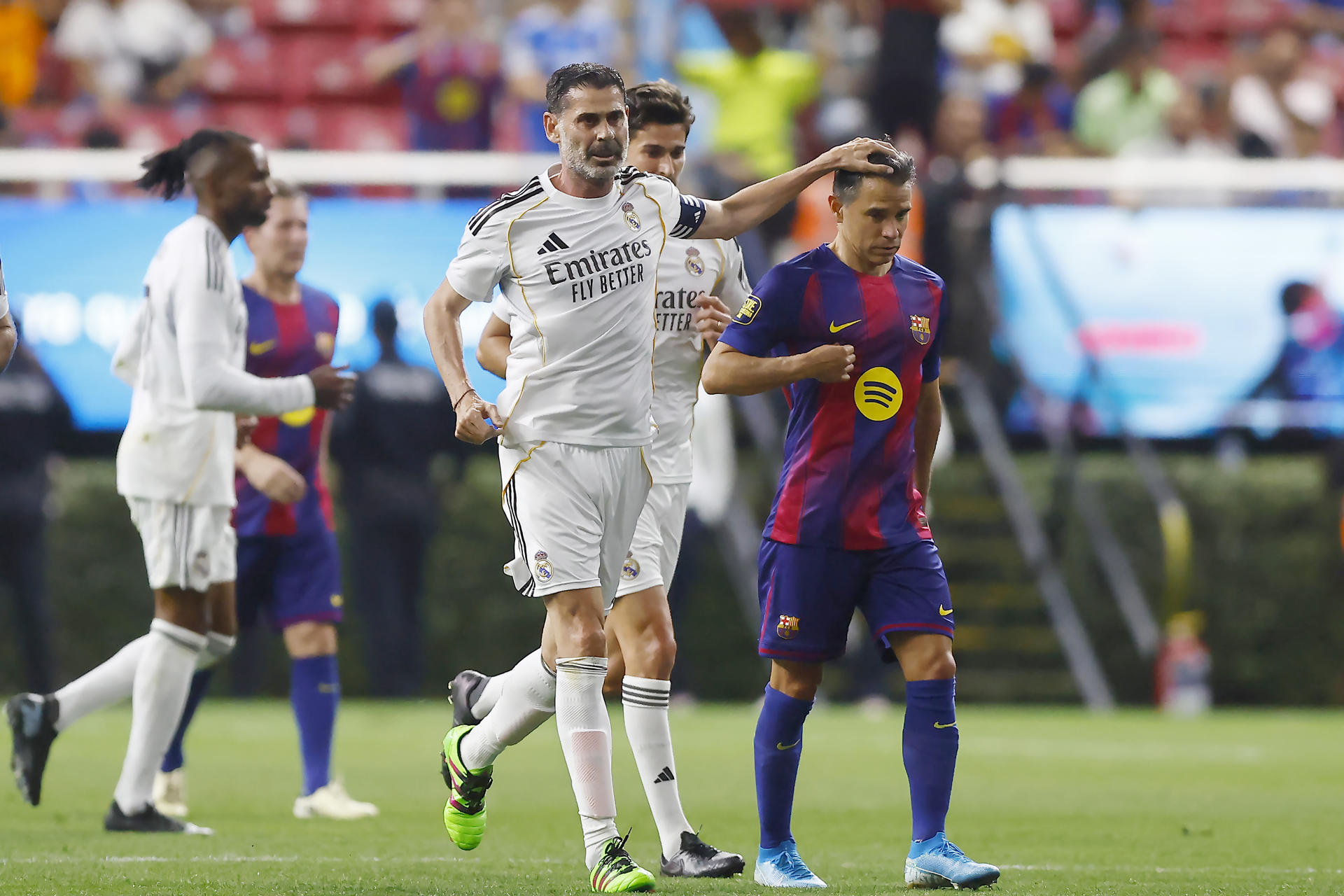 Fernando Hierro (c-i), de Real Madrid, bromea con Javier Saviola, de Barcelona FC, en un partido de la 'Copa de Leyendas' entre Barcelona y Real Madrid en el Estadio Akron en Guadalajara (México). EFE/Francisco Guasco
