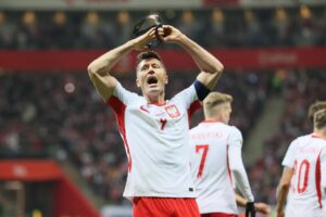 El jugador polaco Robert Lewandowski celebra el 1-1 durante el partido de la repesca que han jugado Polonia y Albania en el PGE National Stadium de Varsovia Polonia. EFE/EPA/LESZEK SZYMANSKI POLAND OUT