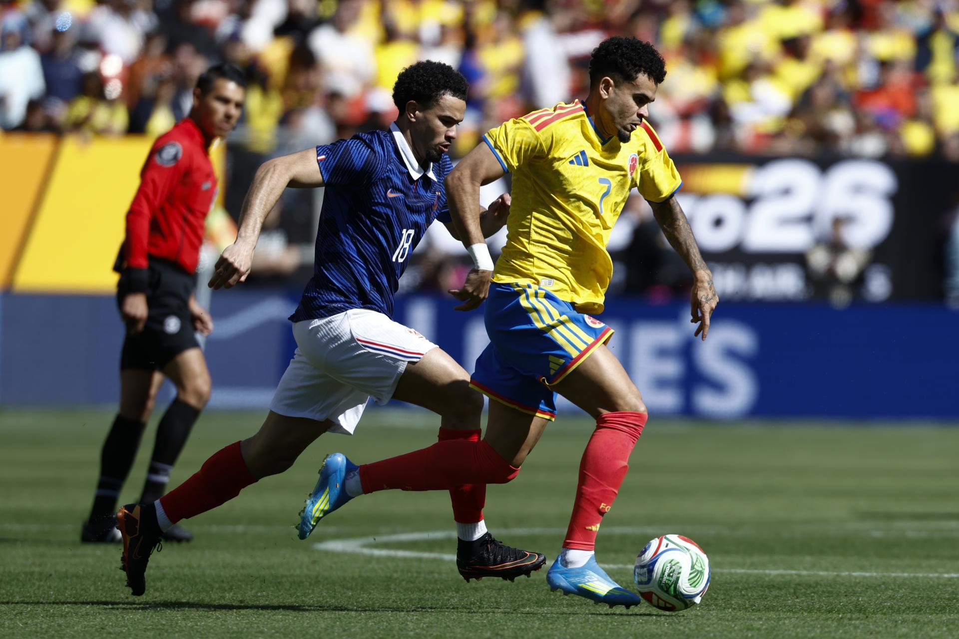 El francés Warren Zaire-Emery (I) en acción contra el colombiano Luis Díaz (D) durante el partido amistoso en Landover, Maryland, EE.UU. EFE/EPA/WILL OLIVER