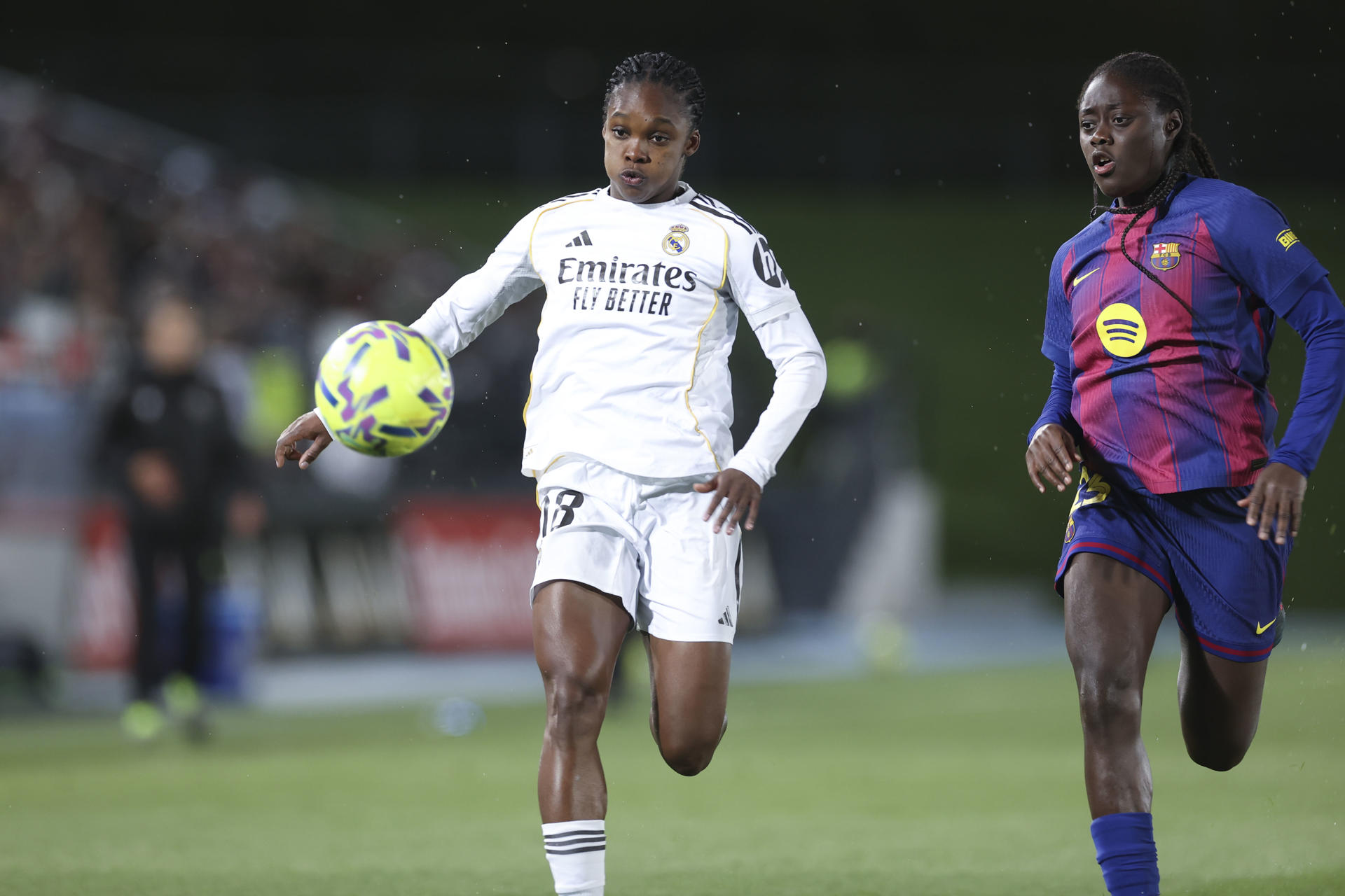 Linda Caicedo, en una acción del partido junto a Aicha. EFE/Víctor Lerena