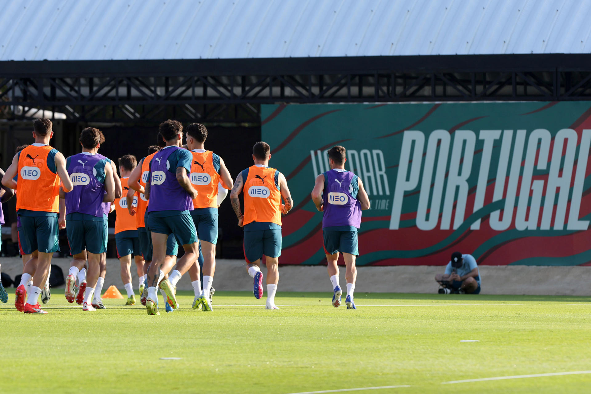 Jugadores de la selección de fútbol de Portugal se entrenan este jueves en Playa del Carmen, en el Caribe mexicano, de cara al partido amistoso de este sábado contra la de México en el renovado estadio Azteca. EFE/Alonso Cupul