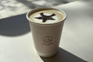 Café servido con la estrella del campeonato europeo en cacao. Magdalenas rellenas de frambuesas y 'capuccinos' con la Torre Eiffel dibujada en su espuma son los productos estrella del primer 'PSG Café', un establecimiento inaugurado recientemente en los Campos Elíseos de la capital francesa y que supone una nueva apuesta para extender la marca del club más allá del terreno de juego. EFE/ Pol Lloberas Cardona