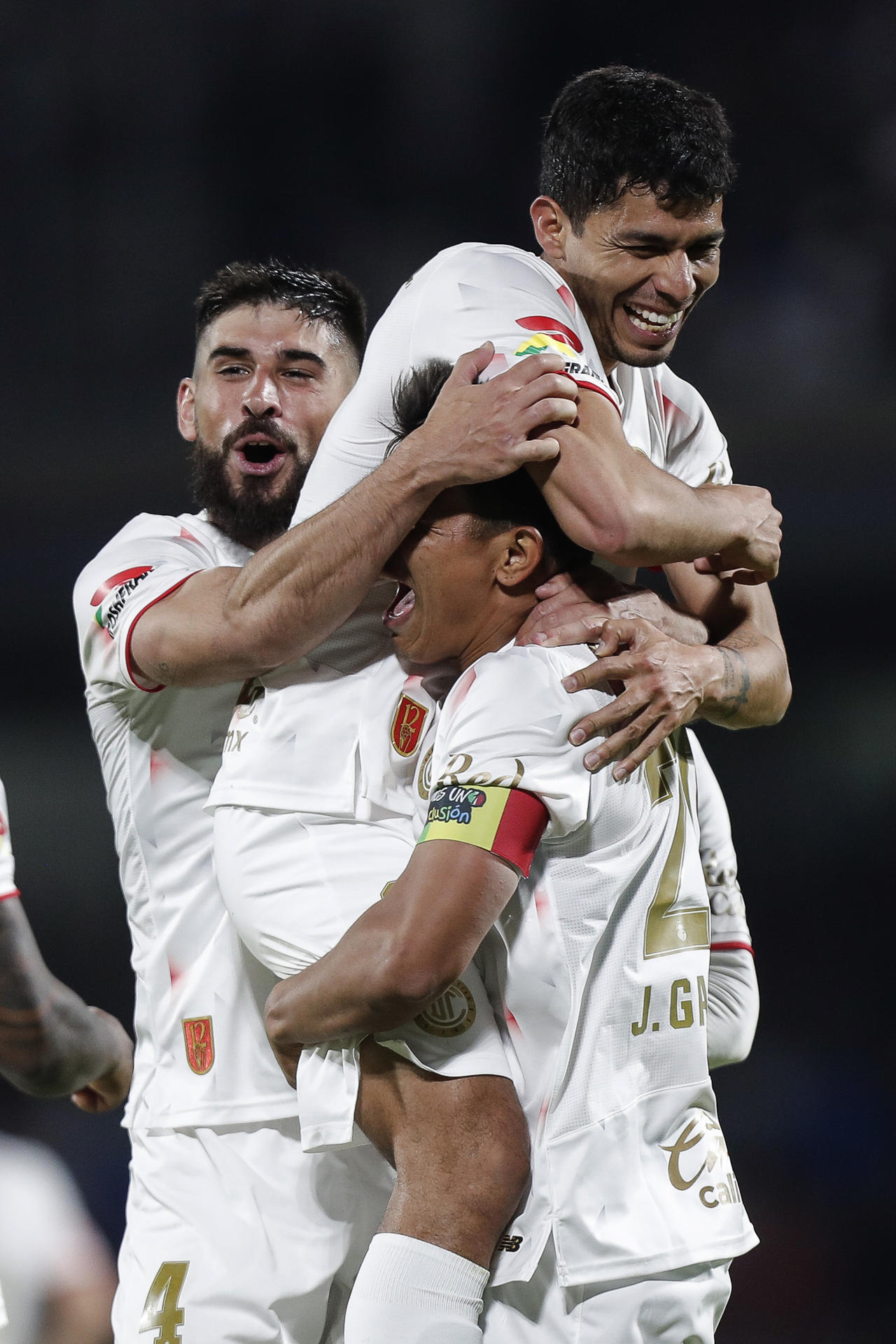 Jugadores de Toluca celebran un gol durante un partido del torneo Clausura 2026 de la Liga MX entre Pumas y Toluca en el estadio Olímpico Universitario en Ciudad de México (México). EFE/Isaac Esquivel
